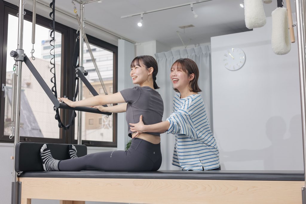 反り腰改善にはピラティスが最適！正しい姿勢を取り戻す方法と効果的なエクササイズ３選　ピラティススタジオDEP　人気　おすすめ　姿勢　反り腰　マシンピラティス