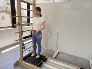 O脚改善にはピラティス！美脚を手に入れる方法と効果的なエクササイズ３選　ピラティススタジオDEP　人気　おすすめ　姿勢　O脚　マシンピラティス　コアアライン　サイドスプリット