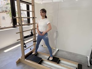 O脚改善にはピラティス！美脚を手に入れる方法と効果的なエクササイズ３選　ピラティススタジオDEP　人気　おすすめ　姿勢　O脚　マシンピラティス　コアアライン　サイドスプリット
